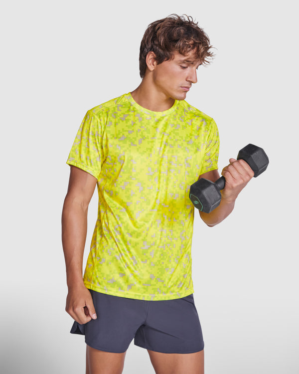 Tricou tehnic Roly Assen galben fluorescent pixel, purtat de un model.